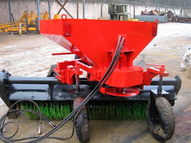 Щеточное оборудование БЛ-2500 (с разбрасывателем песчано-cолевой смеси) - купить на трактор МТЗ