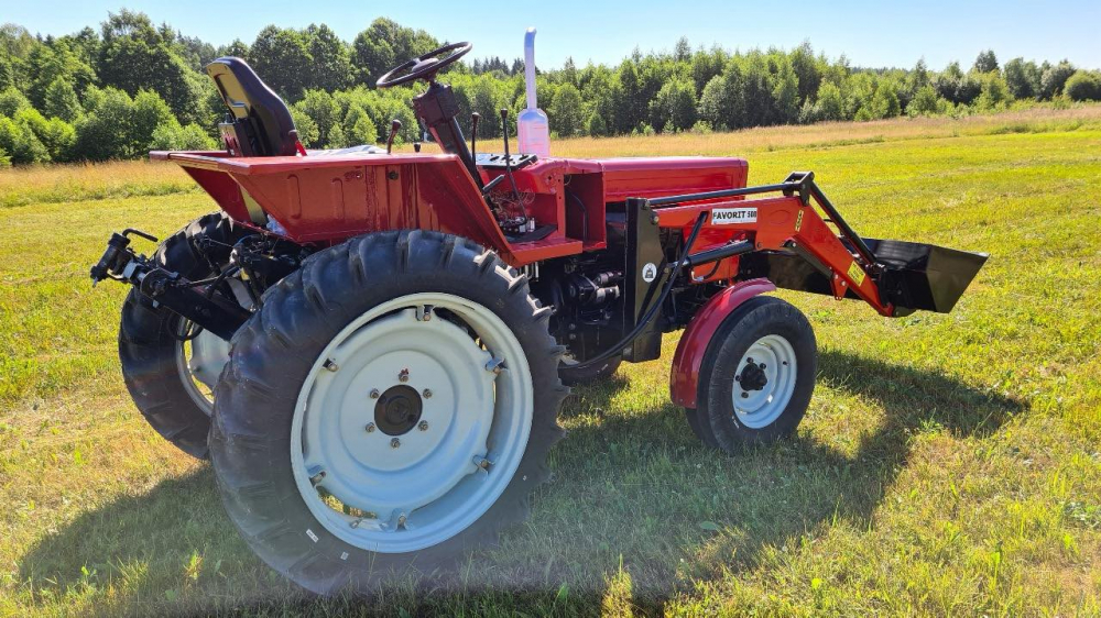 Погрузчик  ПКУ-0,5  ( четыре цилиндра) на трактор Т25 с ковшом фронтальнм V=0.25м3 L=1500мм 