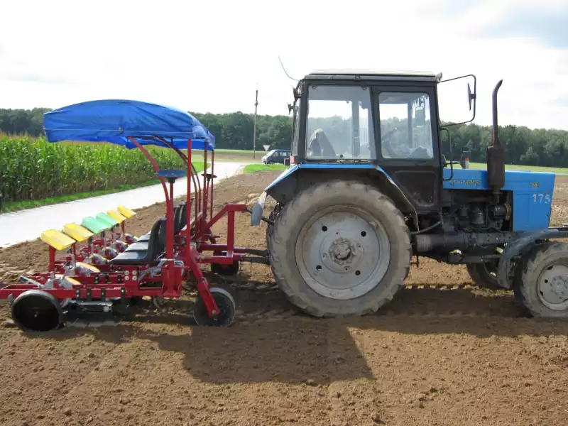 Машина рассадопосадочная (бескассетная) МР