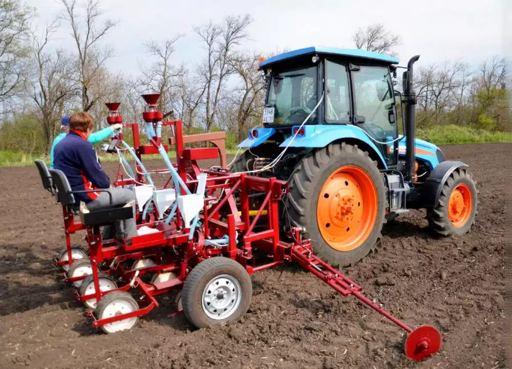 Сеялка Клен-2.8 селекционная навесная, пропашная, точного высева