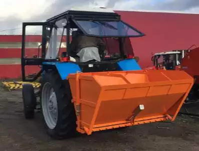 Пескоразбрасыватель ПВ-1000С (с опцией самозагрузки и регулировкой плотности посыпки) на МТЗ-82