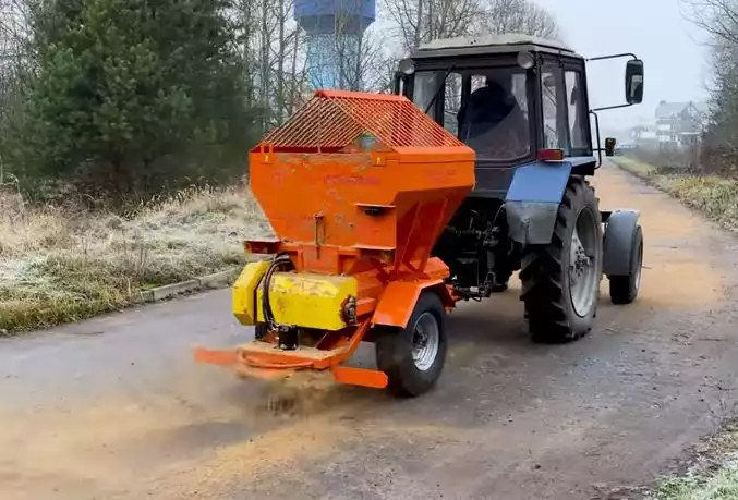 Разбрасыватель песка прицепной А-415