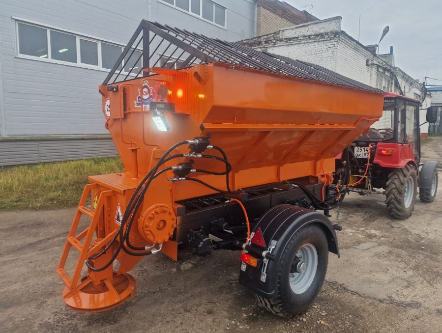 Разбрасыватель песка полуприцепной тракторный со скребовым транспортером ПРР-3.6