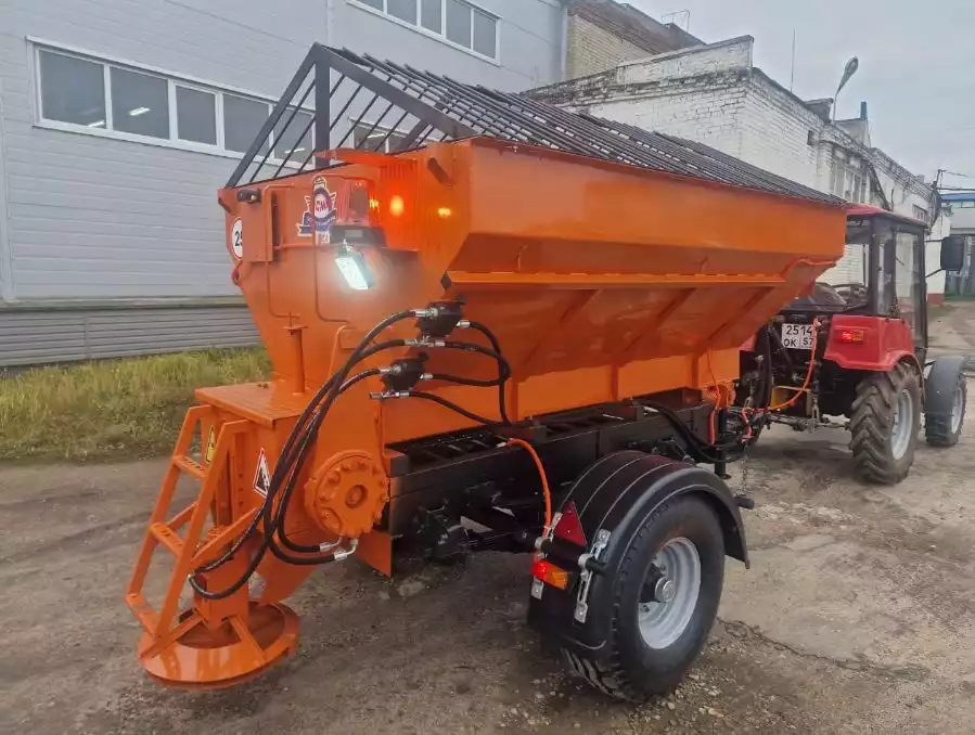 Пескоразбрасыватель полуприцепной тракторный ПРР-3,6