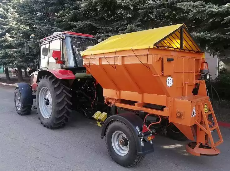 Разбрасыватель песка полуприцепной тракторный со скребовым транспортером ПРР-2.0