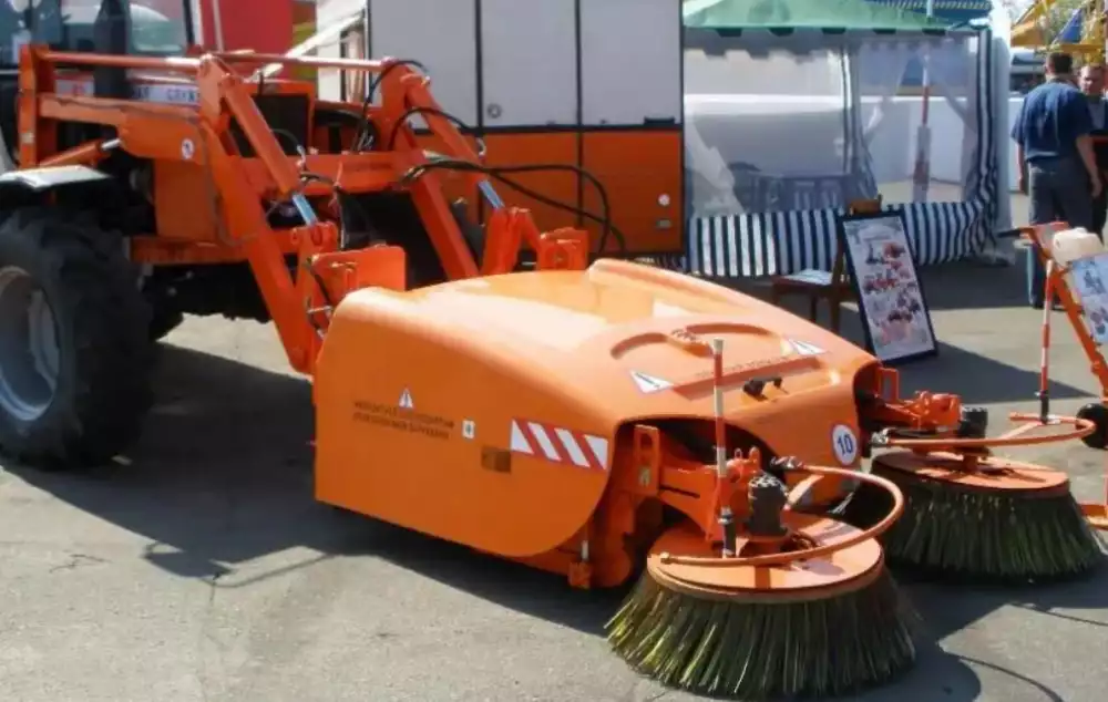 Щетка дорожная БелДТ-8002 на КУН МТЗ