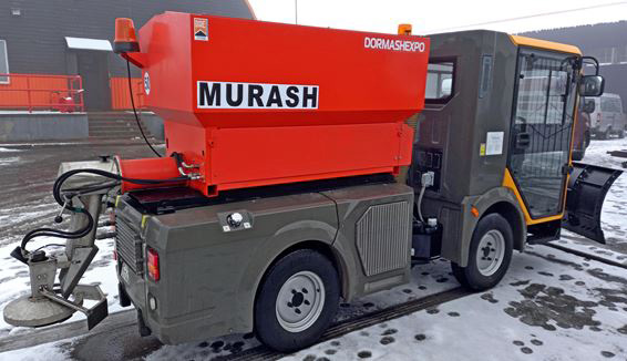 Машина малогабаритная коммунальная ММК2000  с установленным вакуумным подметально-уборочным оборудованием (две передние щетки)