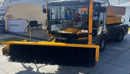 Машина малогабаритная коммунальная ММК2000  с установленным вакуумным подметально-уборочным оборудованием (две передние щетки)