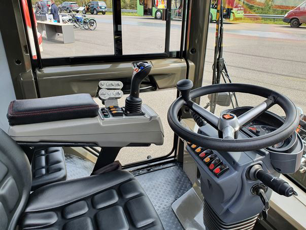 Машина малогабаритная коммунальная ММК2000  с установленным вакуумным подметально-уборочным оборудованием (две передние щетки)