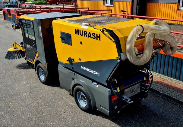 Машина малогабаритная коммунальная ММК2000  с установленным вакуумным подметально-уборочным оборудованием (две передние щетки)