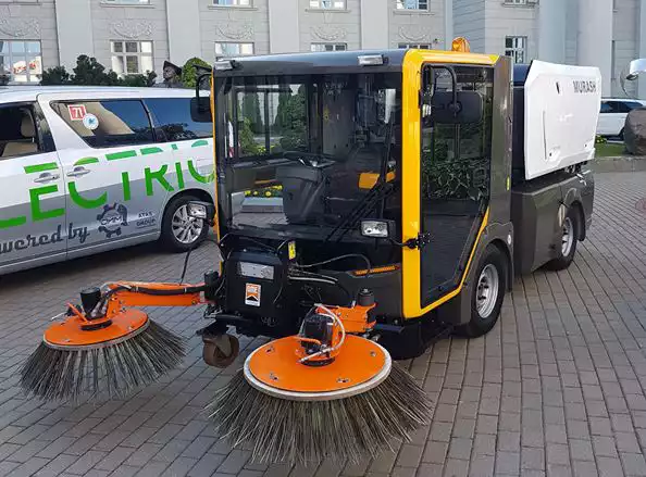 Машина малогабаритная коммунальная ММК2000  с установленным вакуумным подметально-уборочным оборудованием (две передние щетки)