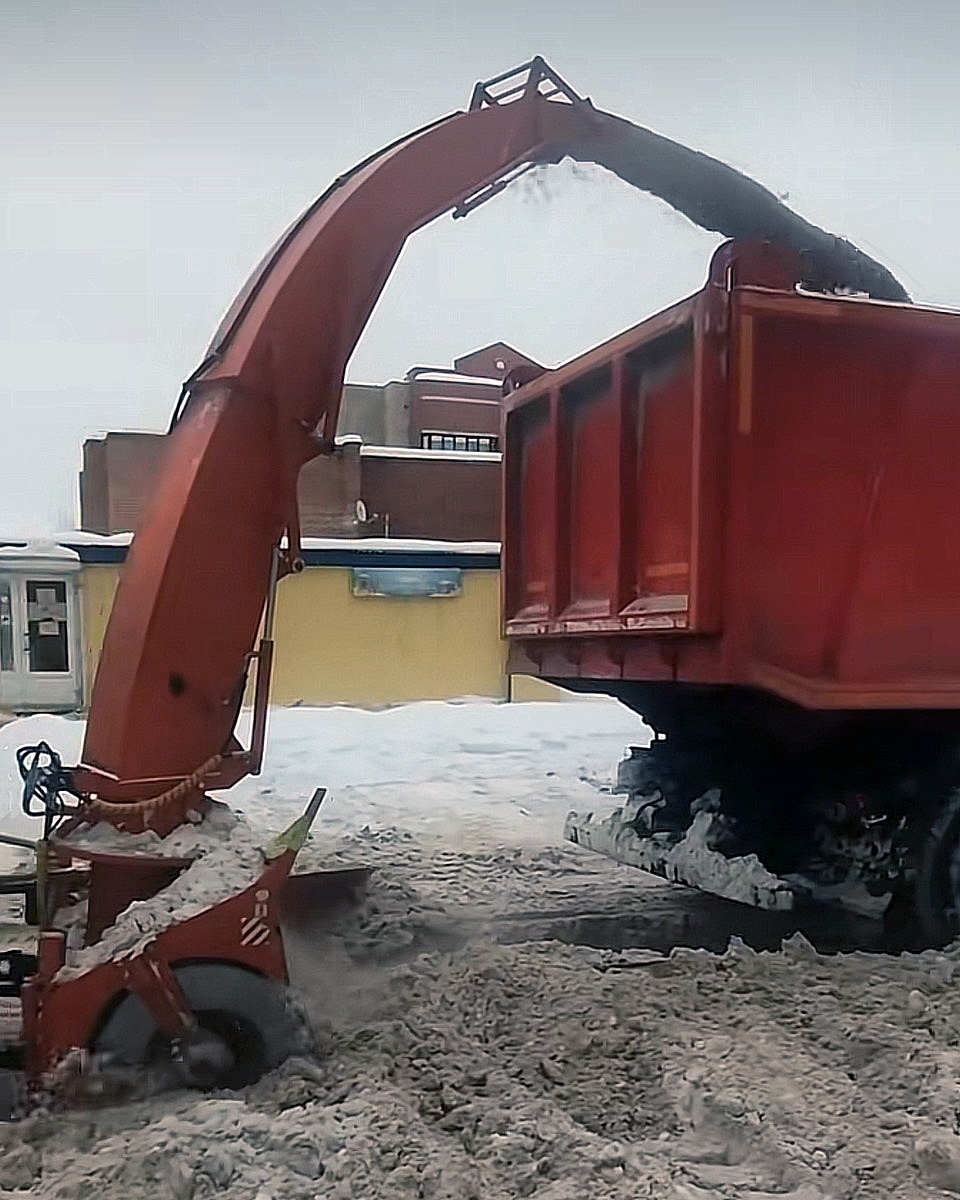 Снегоуборочная машина Су 2.1 ОМ "Чистая Работа" с  трубой телескопом для погрузки в транспортное средство