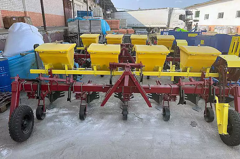 Культиватор для междурядной обработки почвы КОН-2,8А с комплектом роторов и подкормочным приспособлением для внесения сыпучих минеральных удобрений 