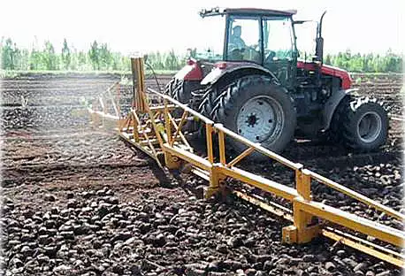 Ворошилка кускового торфа КТС-1