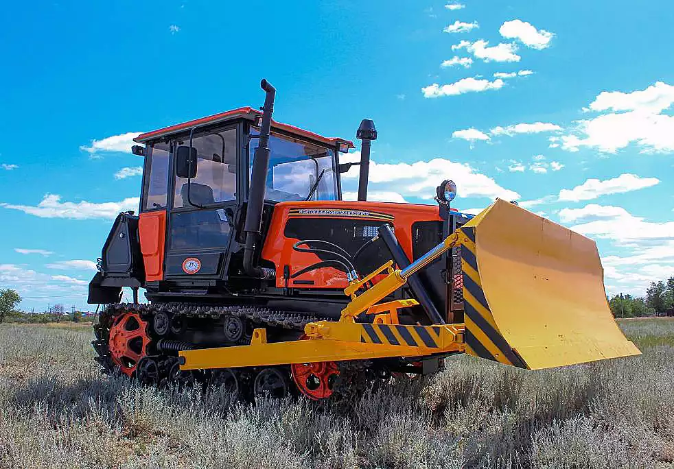 Трактор ВТГ-90А-РС4 с поворотным отвалом