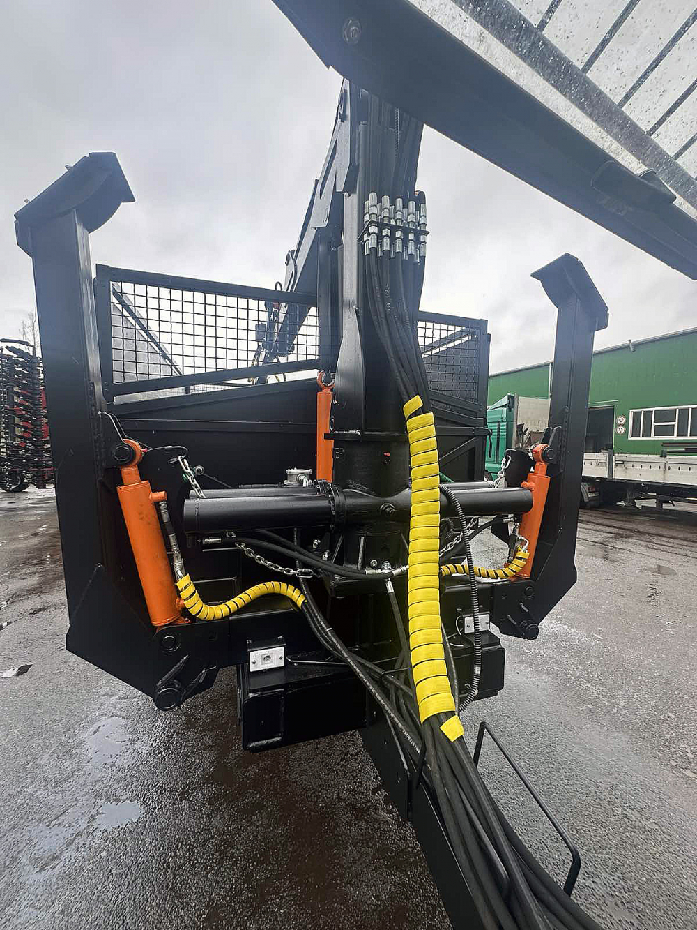 Полуприцеп для вывоза порубочных остатков, самосвальный, с сетчатыми бортами