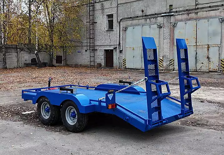 Низкорамный тракторный прицеп  для перевозки спецтехники массой до 6,0 тонн