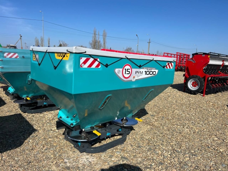 Разбрасыватель удобрений двухдисковый РУМ-1000 усиленный тентованный