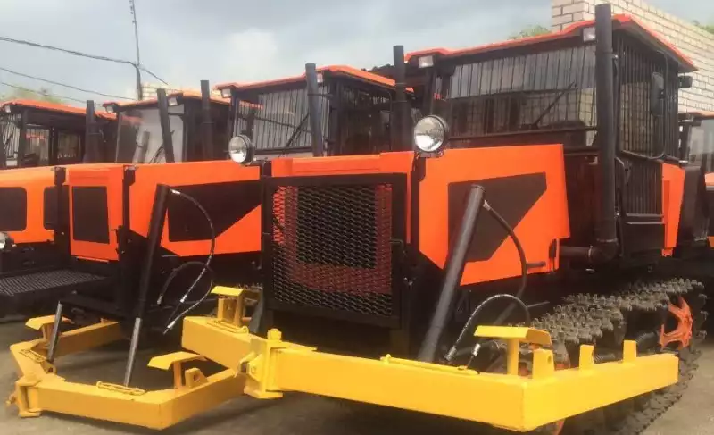 Лесной гусеничный трактор ВТГ-100-РС4 с бульдозерным оборудованием