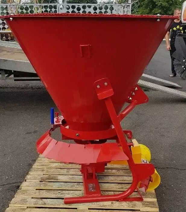 Разбрасыватель песка РП-500.00.00.000 (в том числе минеральных удобрений)