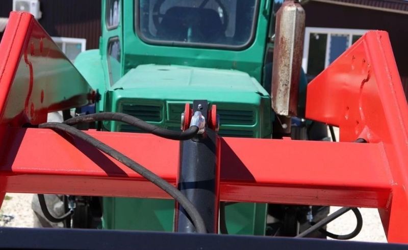 Погрузчик (КУН) ПКУ-0,8 (три цилиндра) на трактор Т40/ЛТЗ с ковшом фронтальным V=0,65м³ L=2000мм